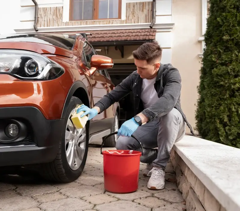 Lavage auto à domicile Olargues : professionnel intervenant sur un véhicule